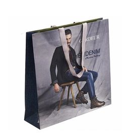 Οι μοντέρνες τσάντες εγγράφου με το λογότυπο τύπωσαν την προσαρμοσμένη υψηλή ανθεκτικότητα μεγέθους προμηθευτής